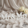 Drewniany napis Mr & Mrs biały dekoracja stołu weselnego