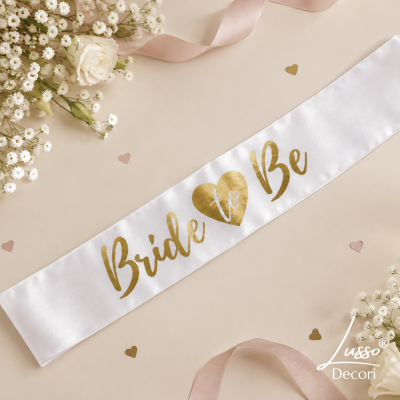 Biała szarfa Bride to Be ze złotym napisem