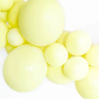 Balony w kolorze pastelowym żółtym na letnie eventy i przyjęcia koktajlowe